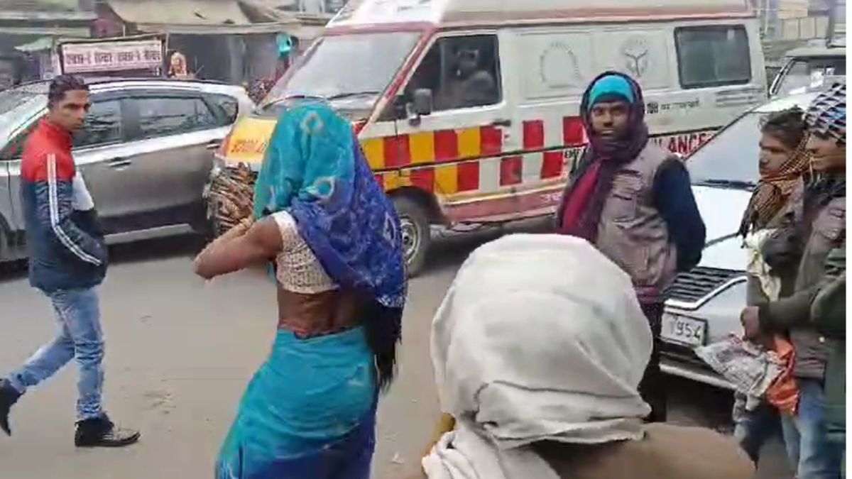 Etah News: सड़क पर नाची 'युवती', फिर कुछ देर बाद खुद चौंकीं; लोग बोले- घूंघट में ये कैसा घोटाला