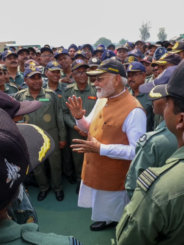 ऑपरेशन सिंदूर के बाद सैनिकों के बीच पहुंचे पीएम मोदी, आदमपुर एयरबेस पर की मुलाकात