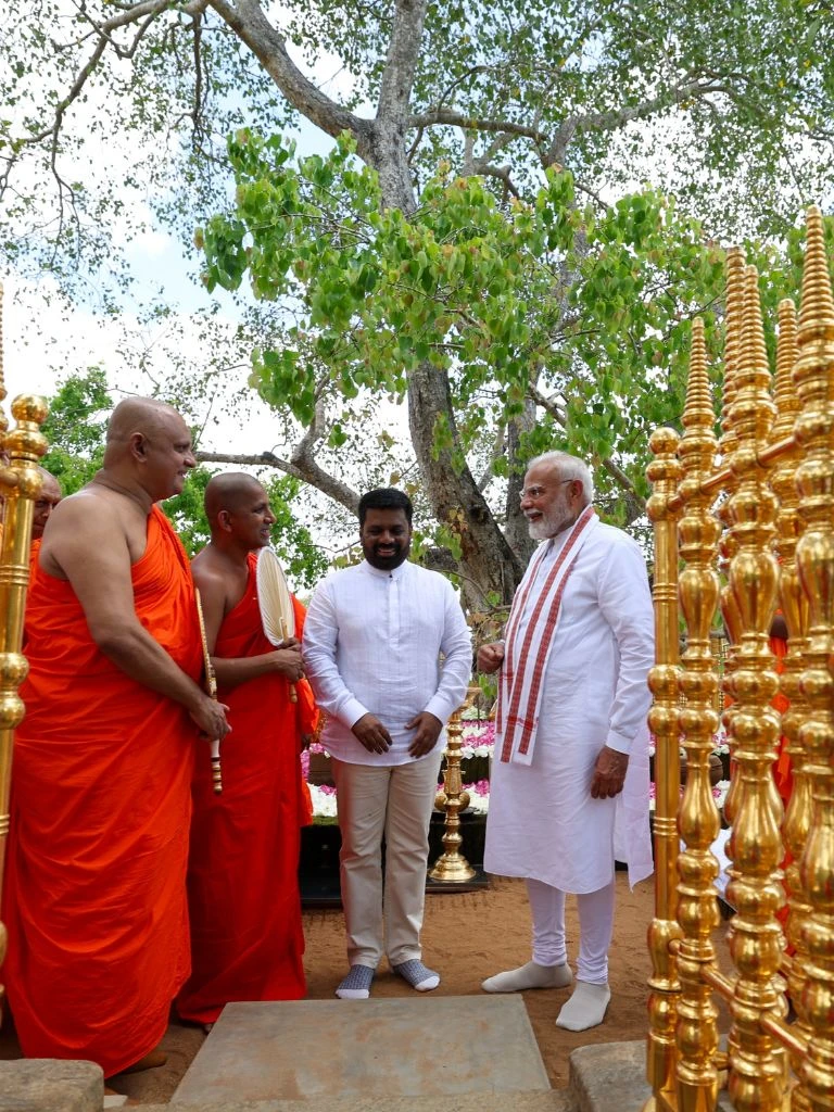 महा बोधि मंदिर गए, ट्रेन को दिखाई हरी झंडी... श्रीलंका के अनुराधापुर में पीएम मोदी के दौरे की तस्वीरें