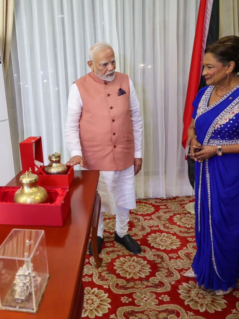 PHOTOS: त्रिनिदाद और टोबैगो में पीएम मोदी ने डिनर में क्या खाया? प्रधानमंत्री कमला प्रसाद-बिसेसर को दिया ये तोहफा