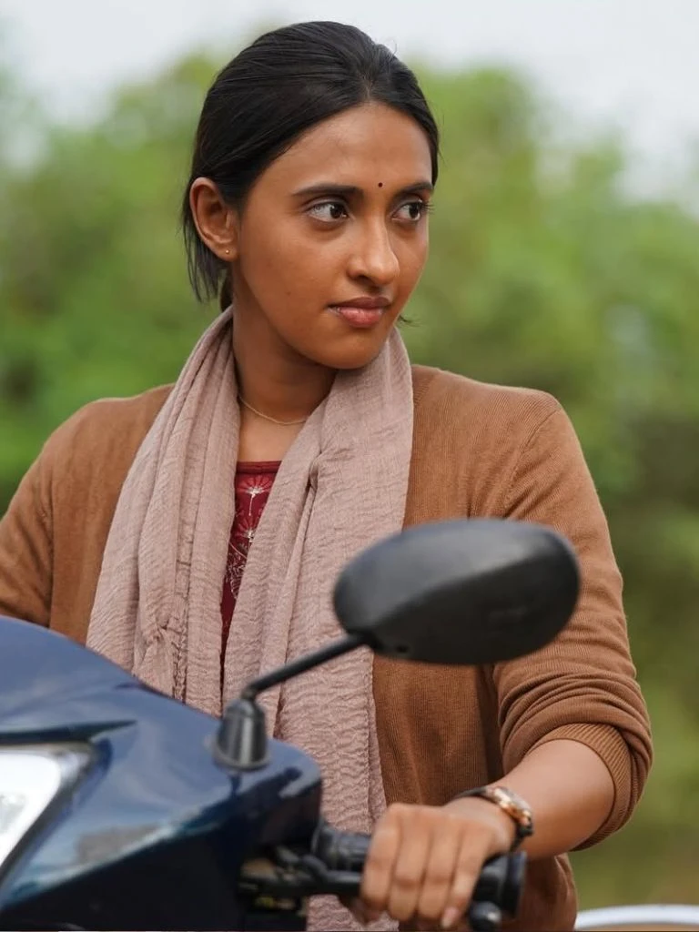 ‘ग्राम चिकित्सालय’ में भोली डॉक्टर बनकर छा गईं अकांशा रंजन कपूर, असल जिंदगी में हैं बेहद ग्लैमरस