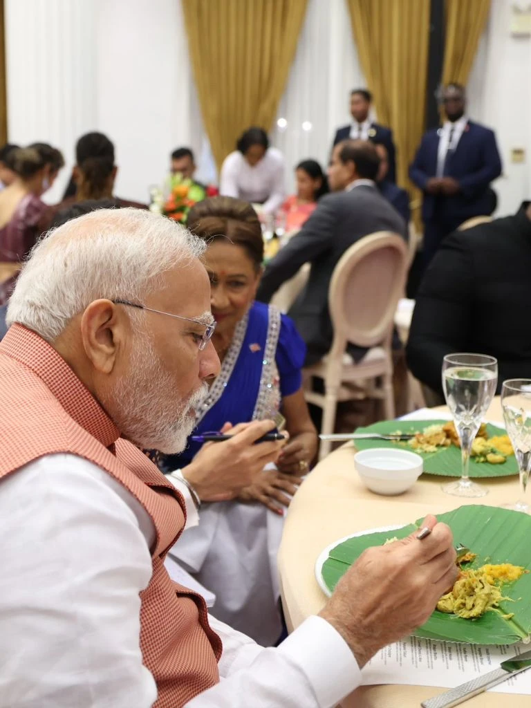 PHOTOS: त्रिनिदाद और टोबैगो में पीएम मोदी ने डिनर में क्या खाया? प्रधानमंत्री कमला प्रसाद-बिसेसर को दिया ये तोहफा