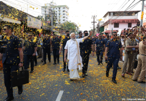 Kerala: पीएम मोदी ने अलग अंदाज में दिखाया जलवा...पैदल ही किया रोड शो, वीडियो देख लोग हुए हैरान!