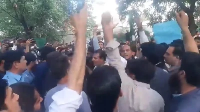 सिंधु जल संधि पर रोक से पाकिस्तानियों में आक्रोश, इस्लामाबाद में भारतीय हाईकमीशन के बाहर किया हंगामा