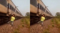 रेल की पटरी के पास रील बनवा रहा था लड़का, तभी आ गई ट्रेन, फिर जो हुआ, वीडियो देख उड़ जाएंगे होश